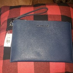 Michael kors jet set travel wristlet